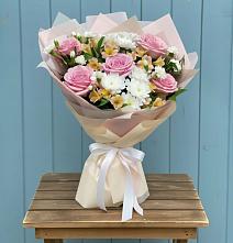 Букет цветов из:  Гвоздики, Орхидеи и Розы в Ростовке