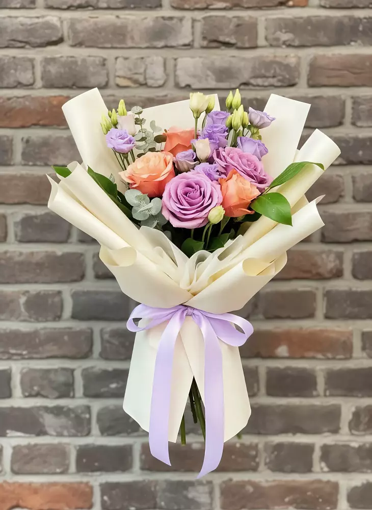 Букет цветов из: Лизиантусы и Розы в Ростовке