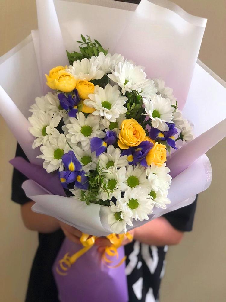 Букет цветов из: Ирисы, Хризантемы и Розы в Ростовке