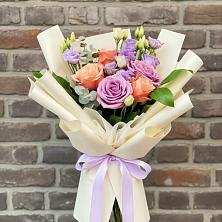 Букет цветов из:  Лизиантусы и Розы в Ростовке