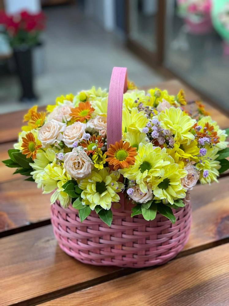 Цветочная композиция из Хризантемы и Розы в корзине в Ростовке