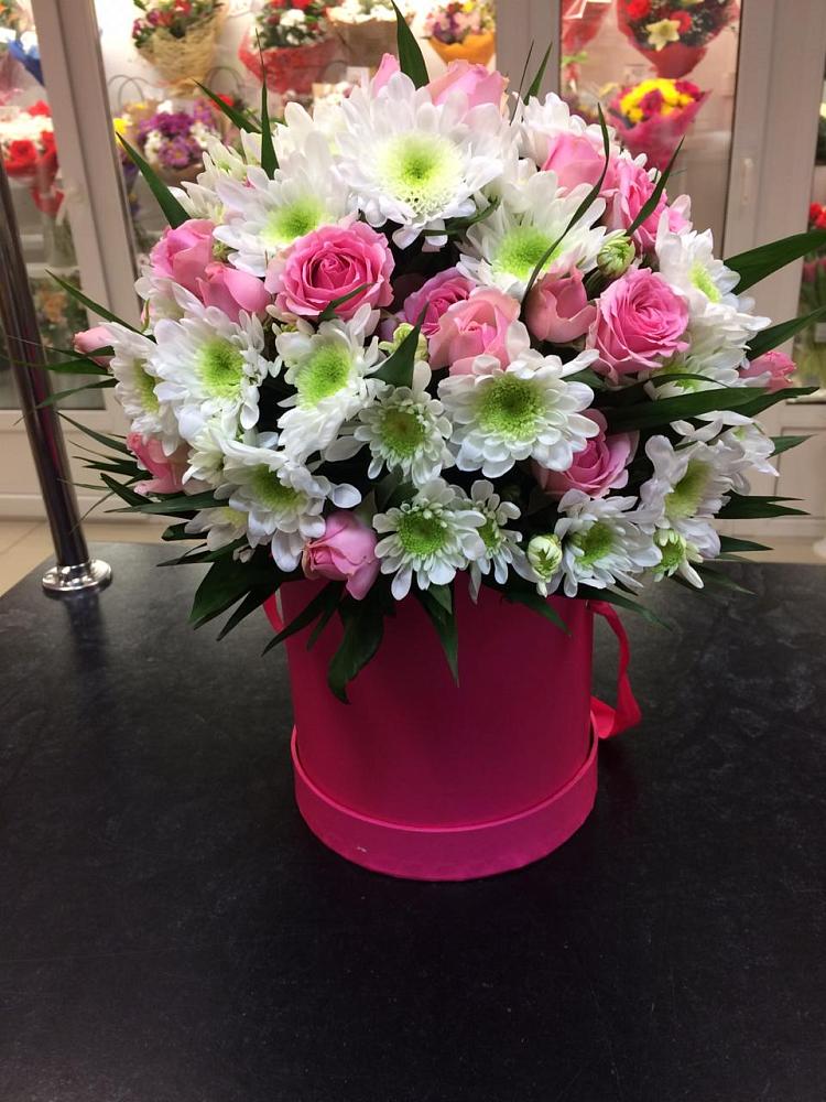 Цветочная композиция из Розы и Хризантемы в шляпной коробке в Ростовке