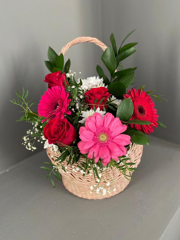 Цветочная композиция из Розы, Хризантемы и Герберы в корзине в Ростовке