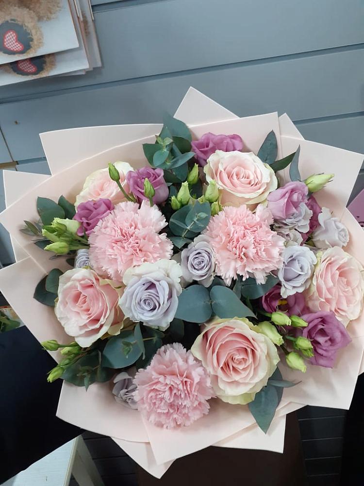 Букет цветов из: Розы, Гвоздики и Лизиантусы в Ростовке