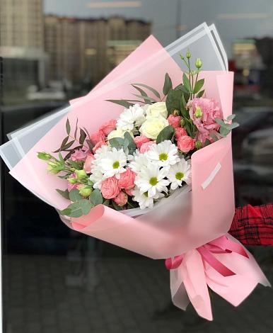 Букет цветов из: Розы, Лизиантусы и Хризантемы в Ростовке